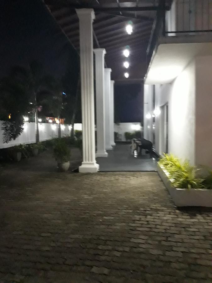 The Kingston Hotel Kiribathgoda Exterior photo